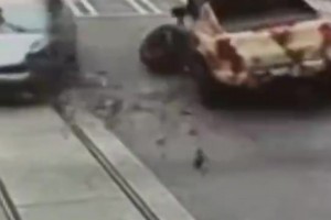 车祸现场监控对方直行！三球左转不减速直接撞上去！